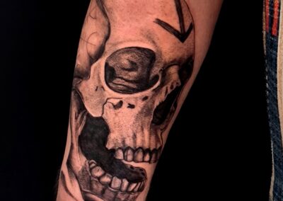 tattoo halle saale arm motiv totenkopf