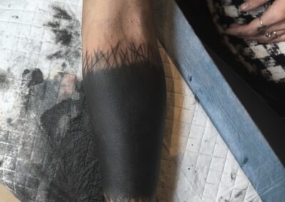 Blackout-Tattoo am Unterarm in Halle (Saale)
