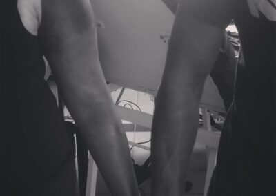 Blackout-Tattoo am ganzen Arm als Paar in Halle (Saale)